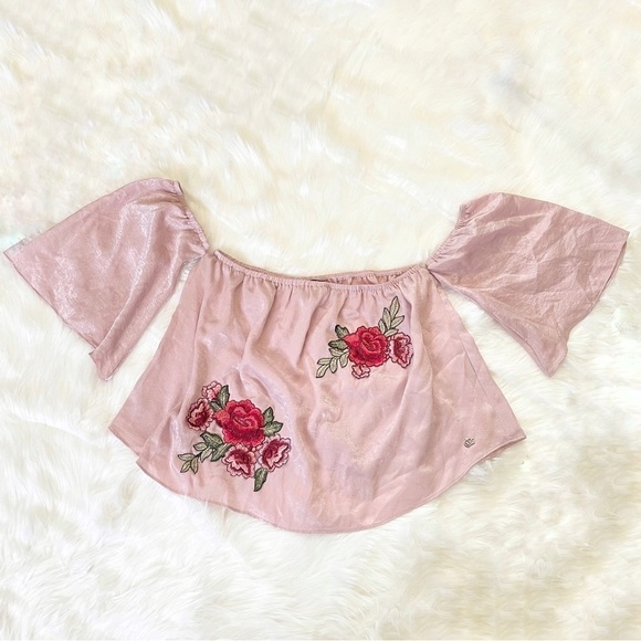✨ Embroidered Pink Roses Off Shoulder Satin Flowy Blouse Top Size M - Picture 1 of 7